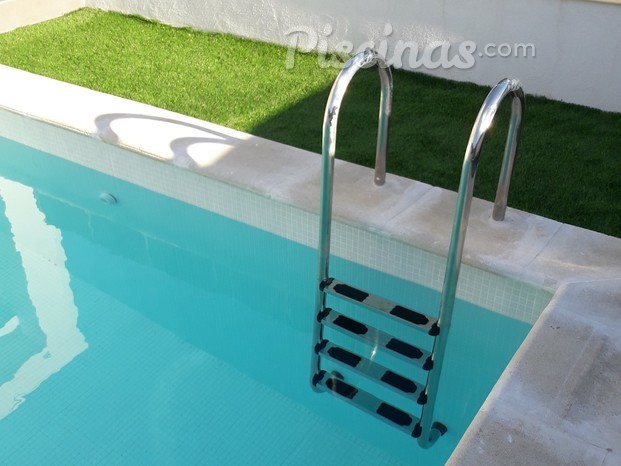 Piscina con gresite blanco