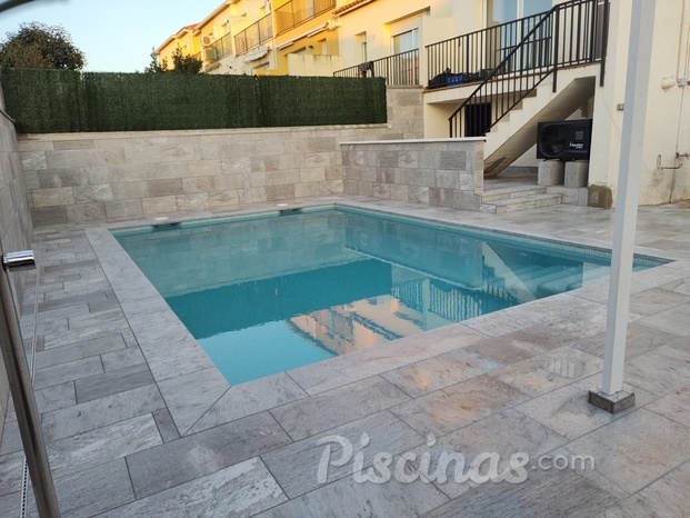 Piscina climatizada con entorno Itaca Gris.
