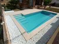 Piscina con playa Beige Stone antideslizante de Gres de la Mancha y PS-40 de Reviglass.