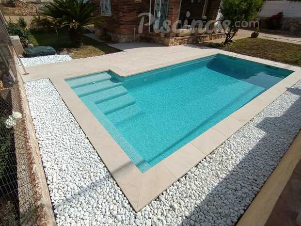 Piscina con playa Beige Stone antideslizante de Gres de la Mancha y PS-40 de Reviglass.