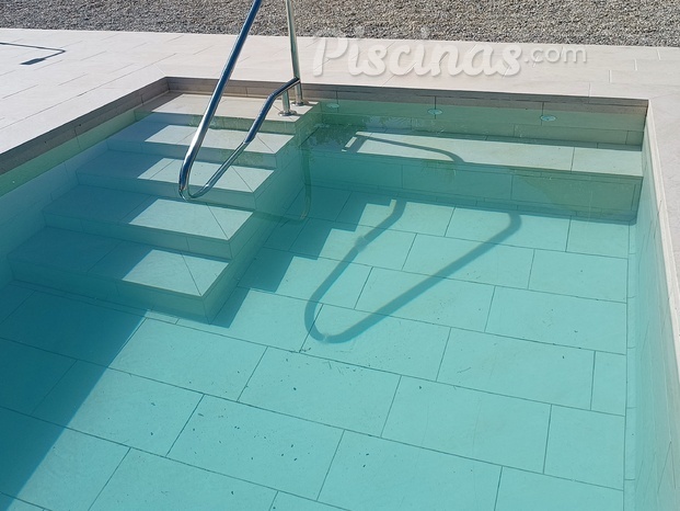 Piscina con revestimiento Beige Stone.