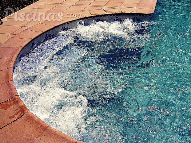 Piscina con jacuzzi