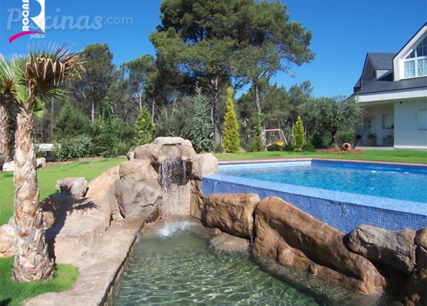 Piscina desbordante y piscina para niños con cascada