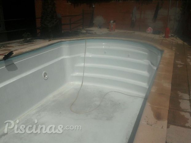 Limpieza de piscina de fibra