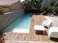 Piscina con terraza de madera