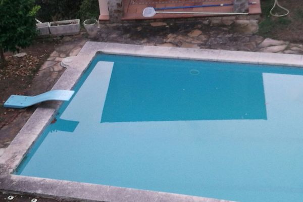 Bote de pintura cae en la piscina y enturbia